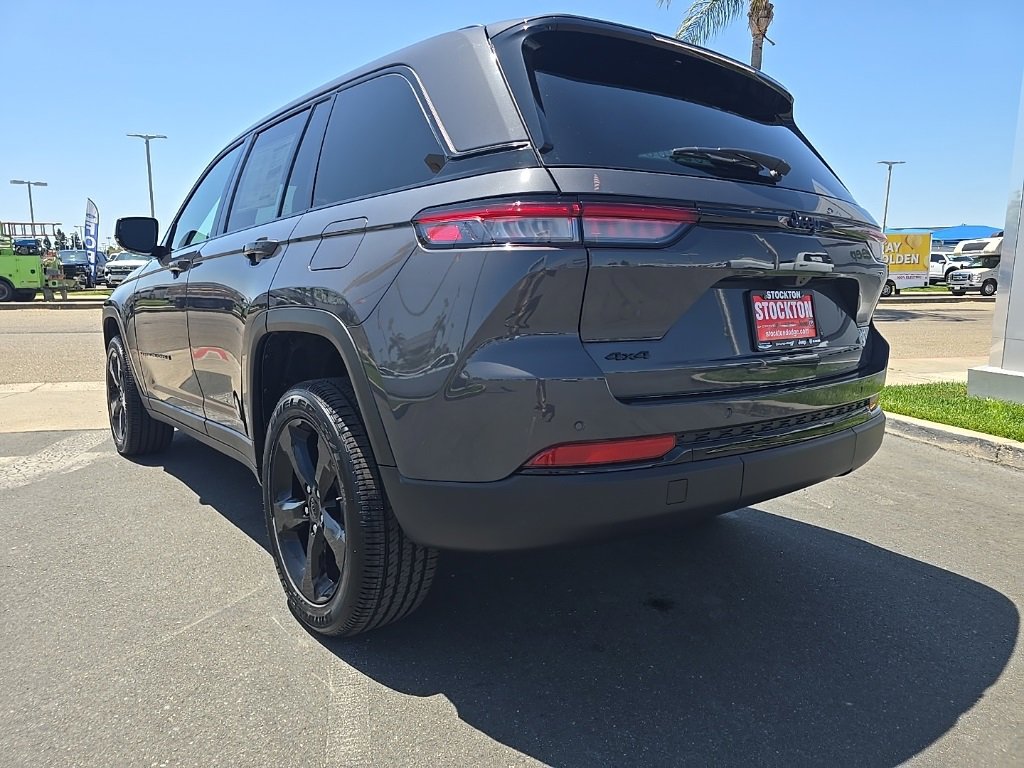 New 2025 Jeep Grand Cherokee Altitude image 18