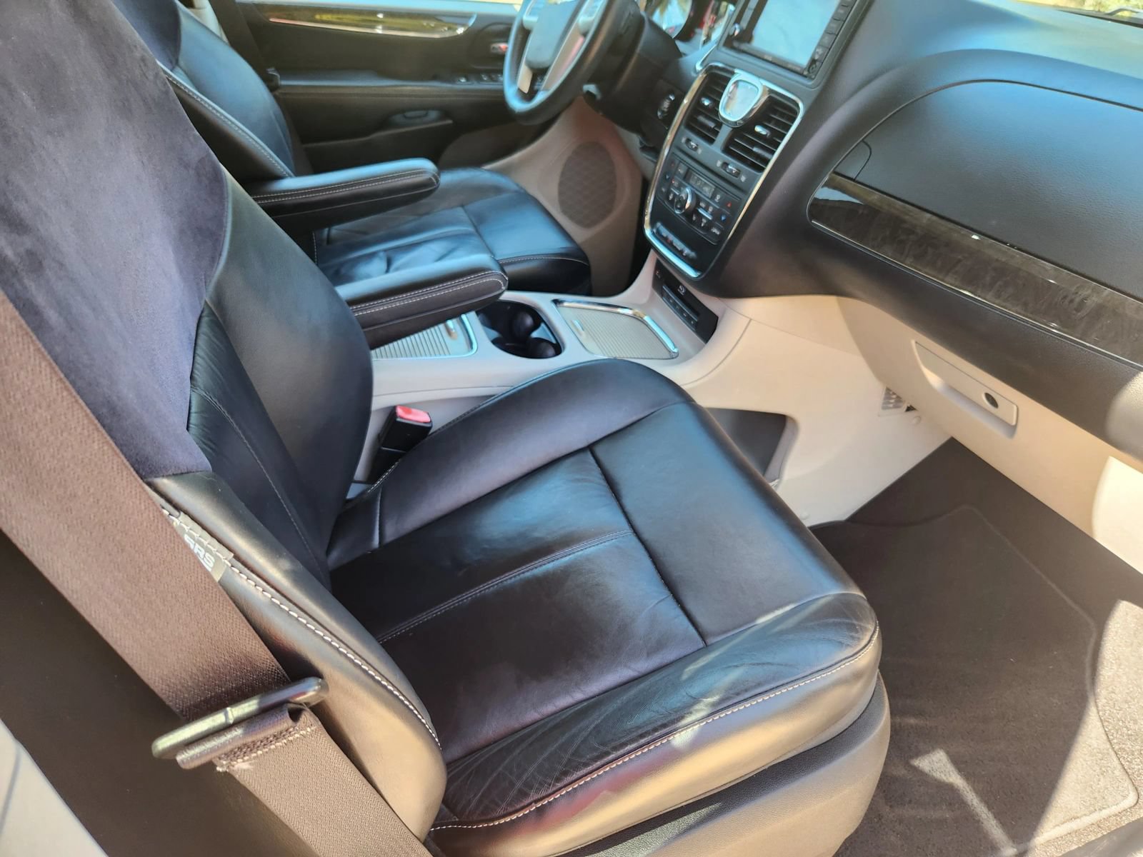 Used 2016 Chrysler Town & Country Limited Platinum w/ Trailer Tow Group FWD image 17