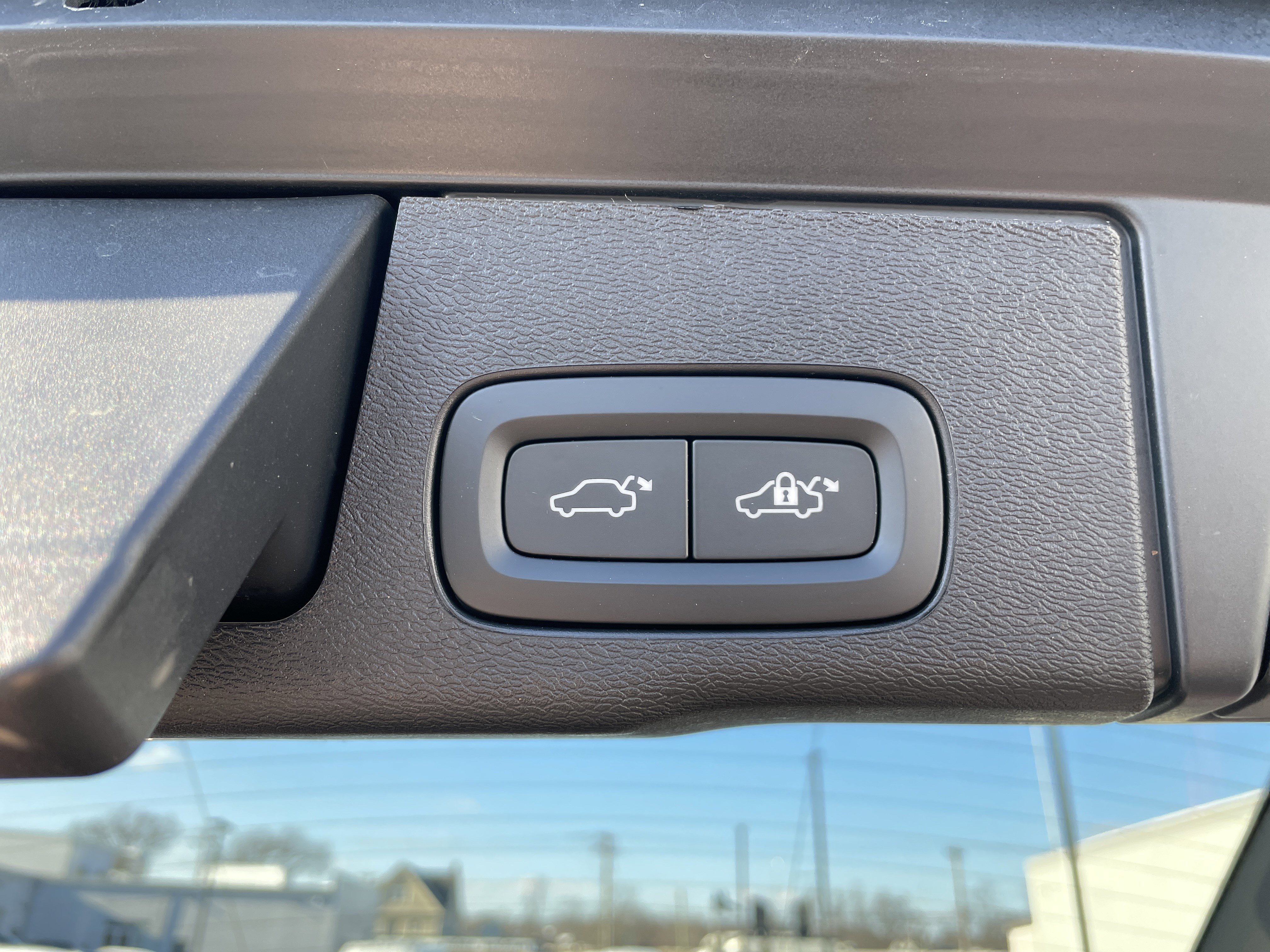 Used 2025 Volvo XC60 B5 Plus image 23