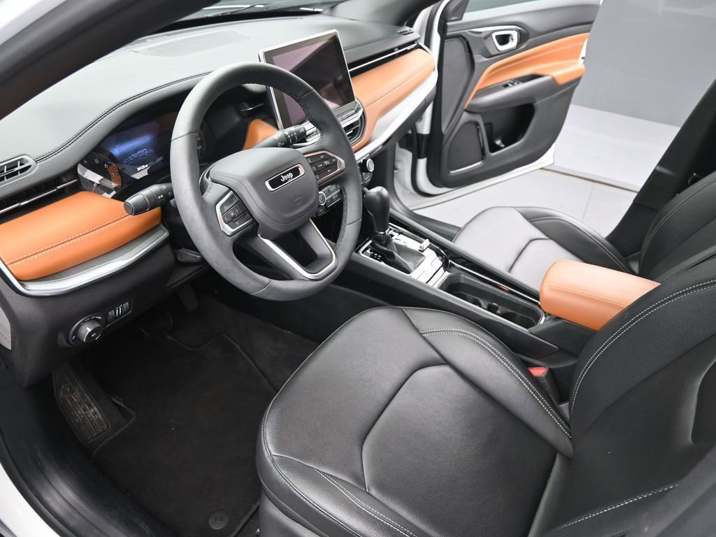 Used 2025 Jeep Compass Limited image 9