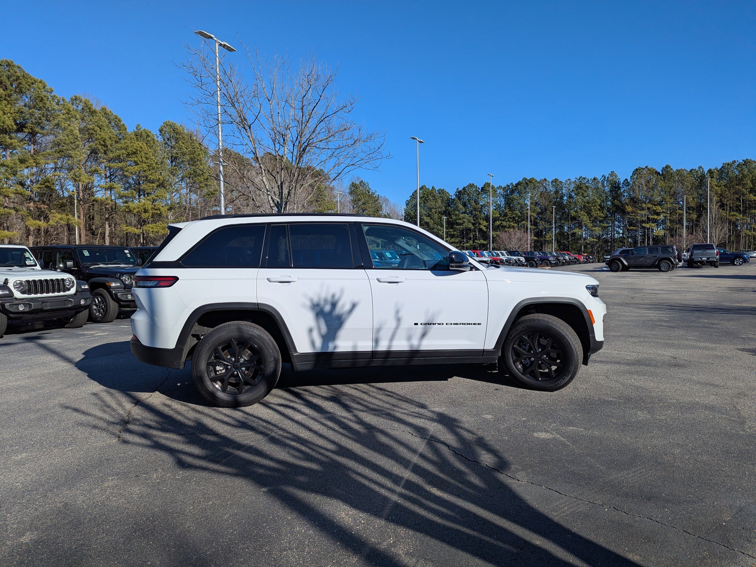Used 2025 Jeep Grand Cherokee Altitude image 4