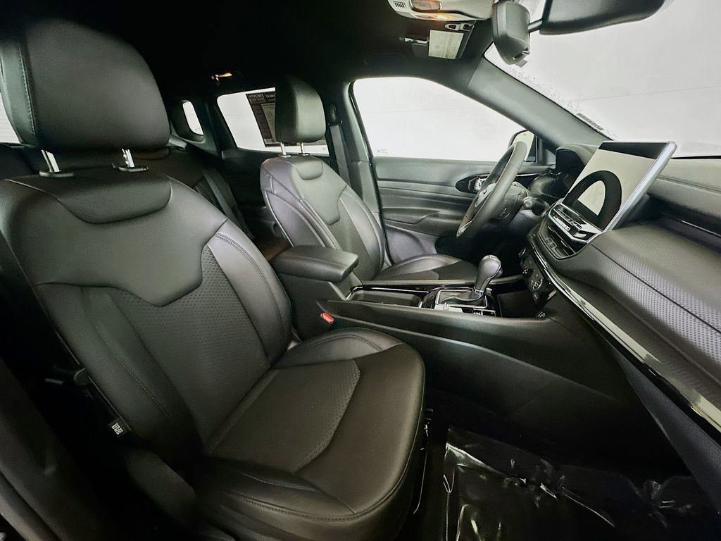 Used 2026 Jeep Compass Latitude image 12