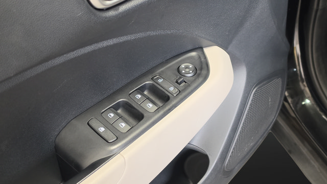 Certified 2025 Hyundai Venue SEL FWD image 21