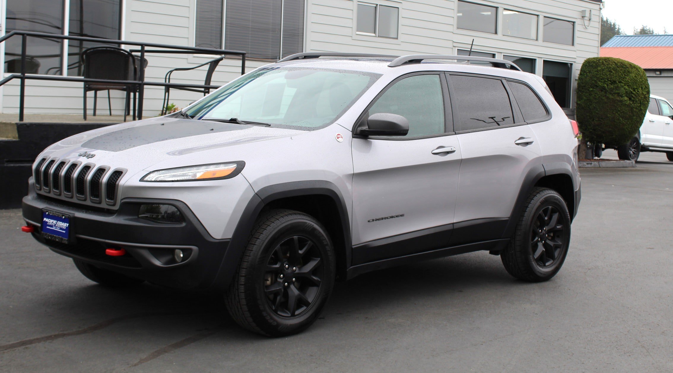 Used 2018 Jeep Cherokee Trailhawk w/ Comfort/Convenience Group AWD/4WD image 2
