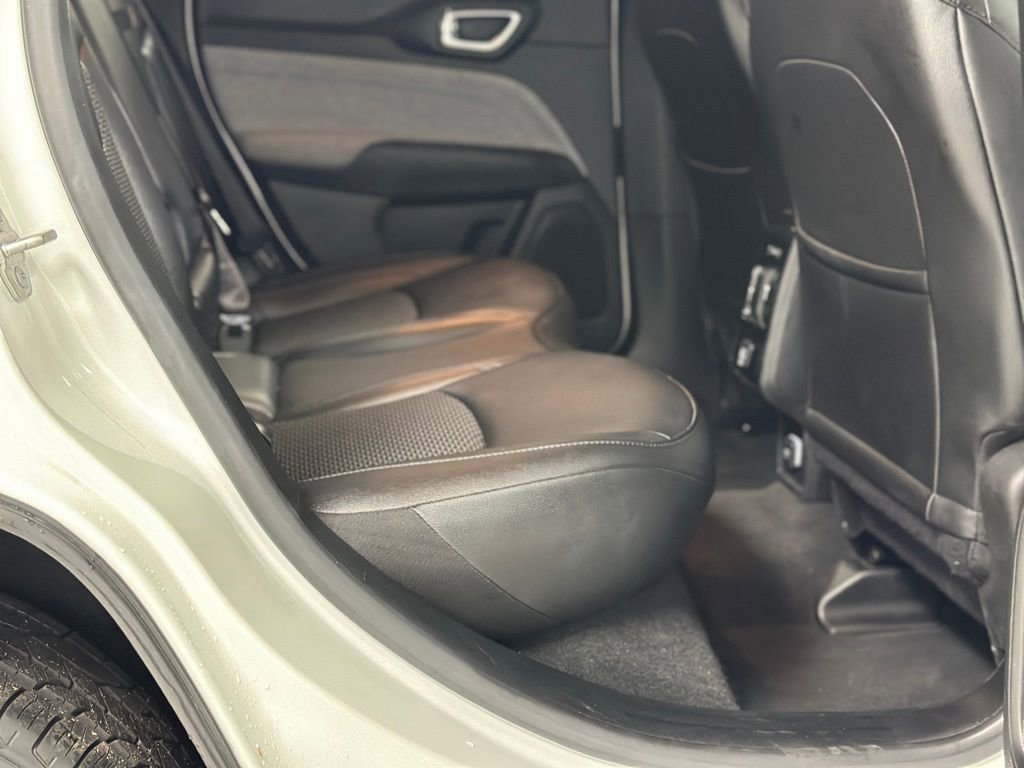 Used 2025 Jeep Compass Latitude image 21