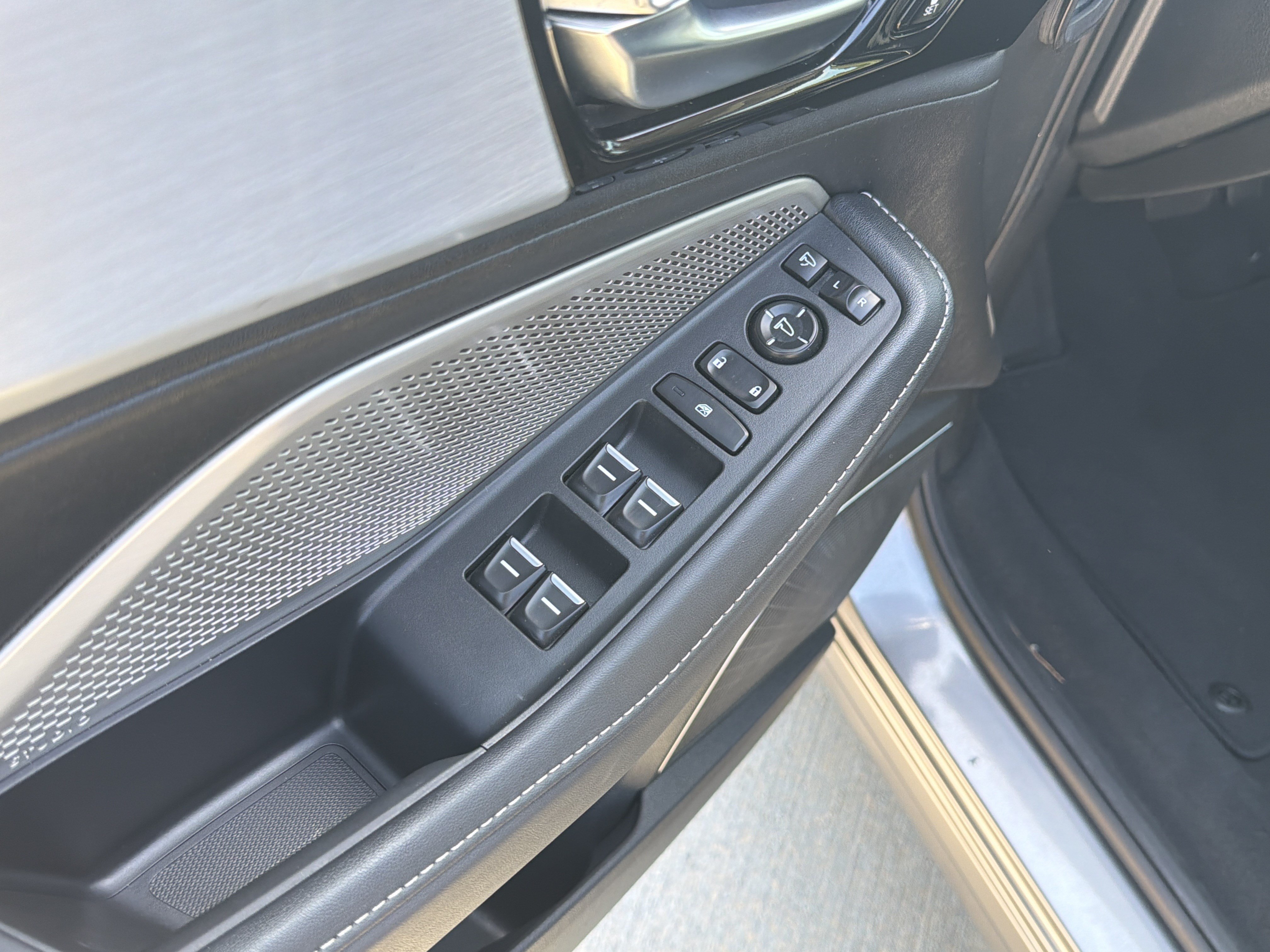 Certified 2024 Acura MDX w/ Technology Package FWD image 9