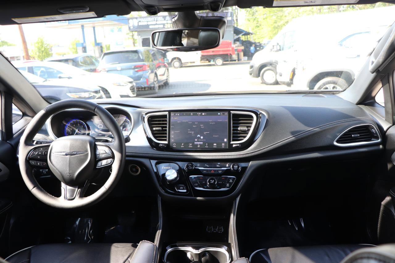 Used 2025 Chrysler Pacifica Limited FWD image 18
