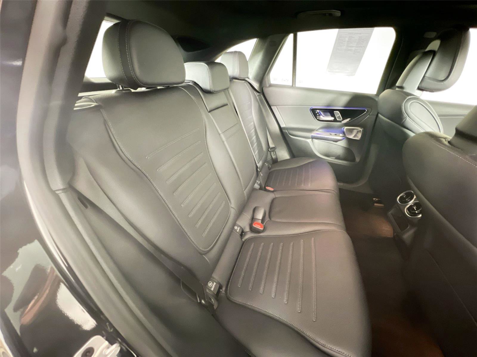 Used 2025 Mercedes-Benz GLC 300 4MATIC image 27