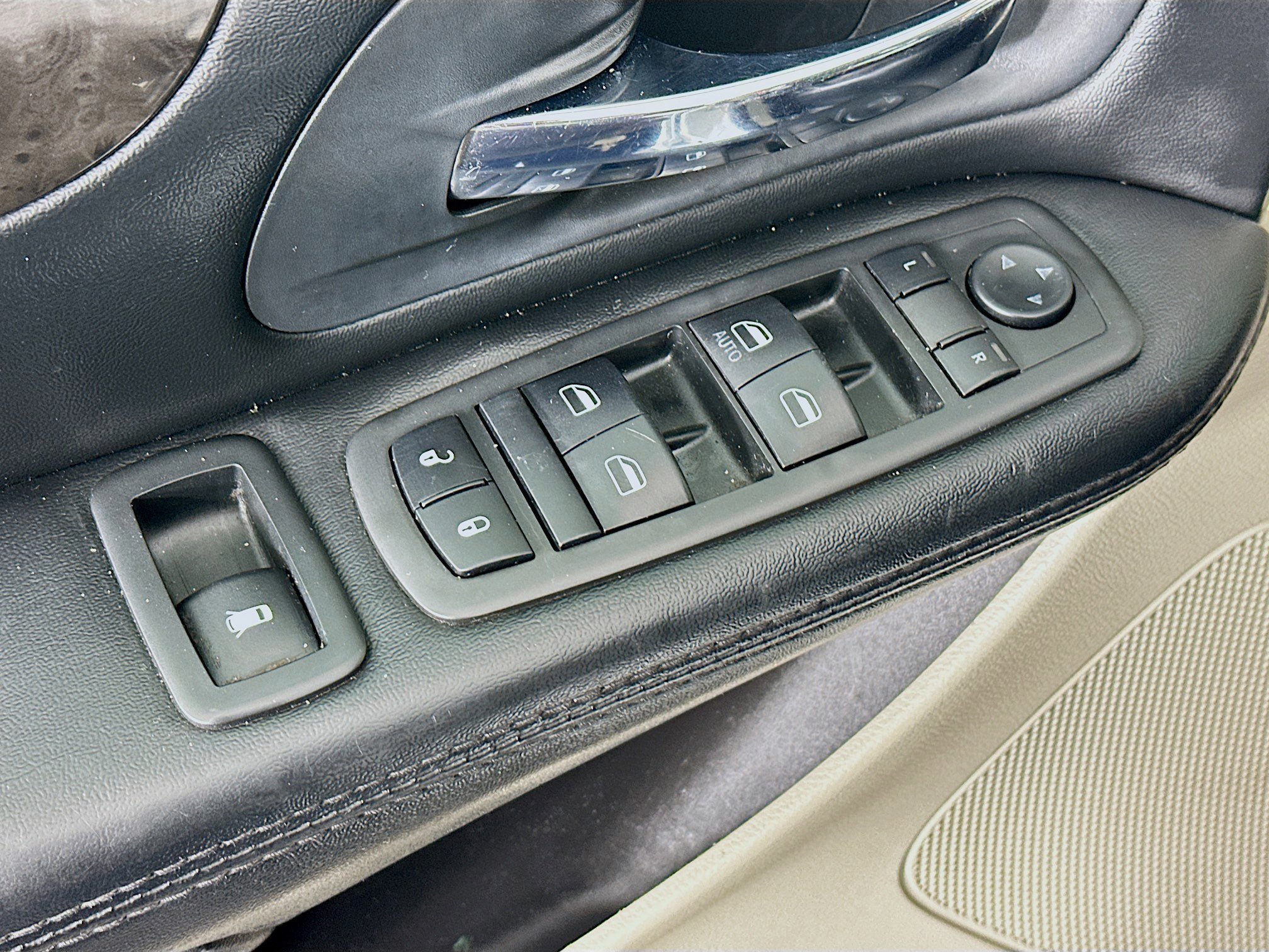 Used 2019 Dodge Grand Caravan SE w/ UConnect Hands-Free Group image 15