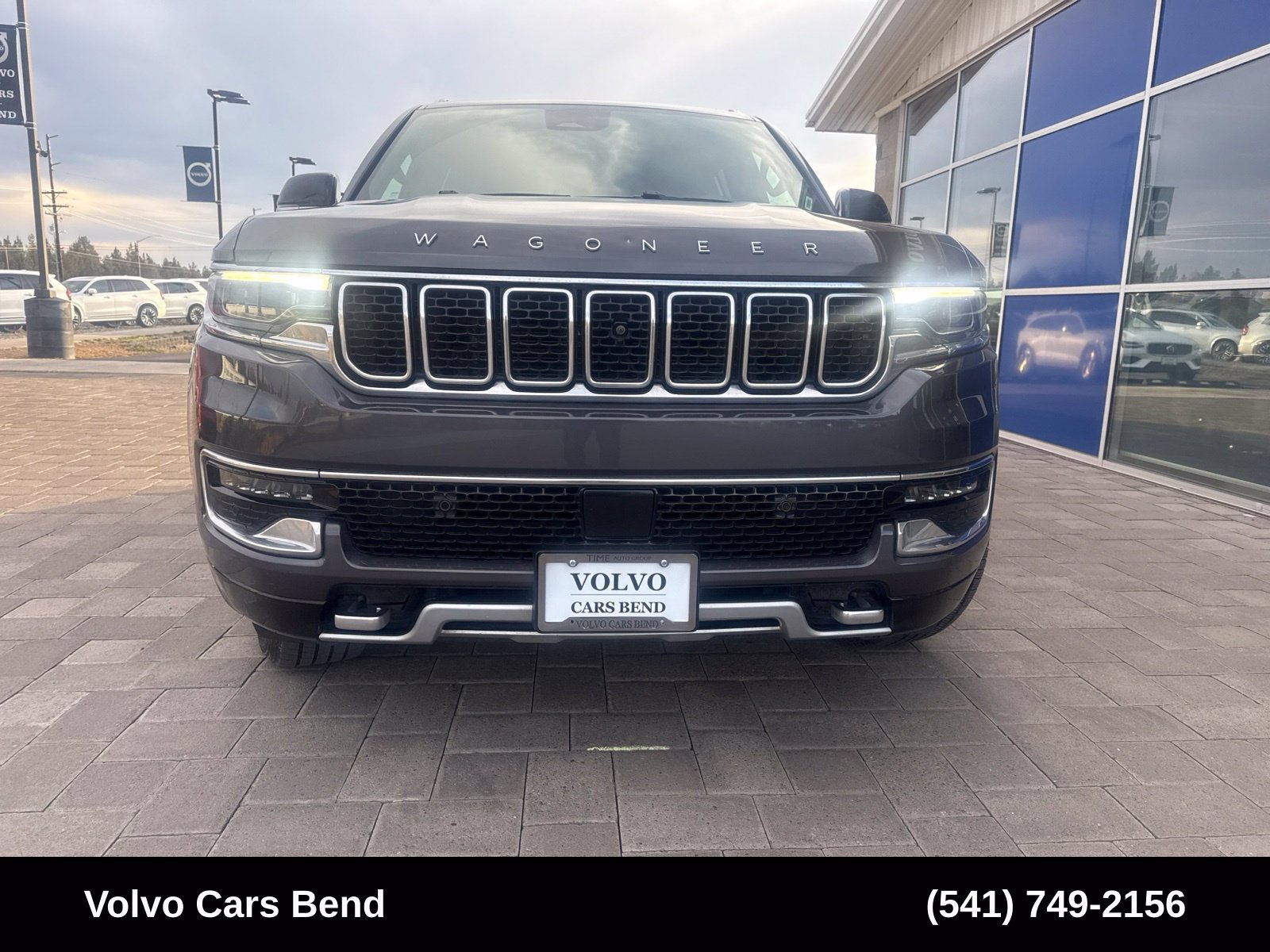 Used 2023 Jeep Wagoneer Series II w/ Convenience Group I AWD/4WD image 3