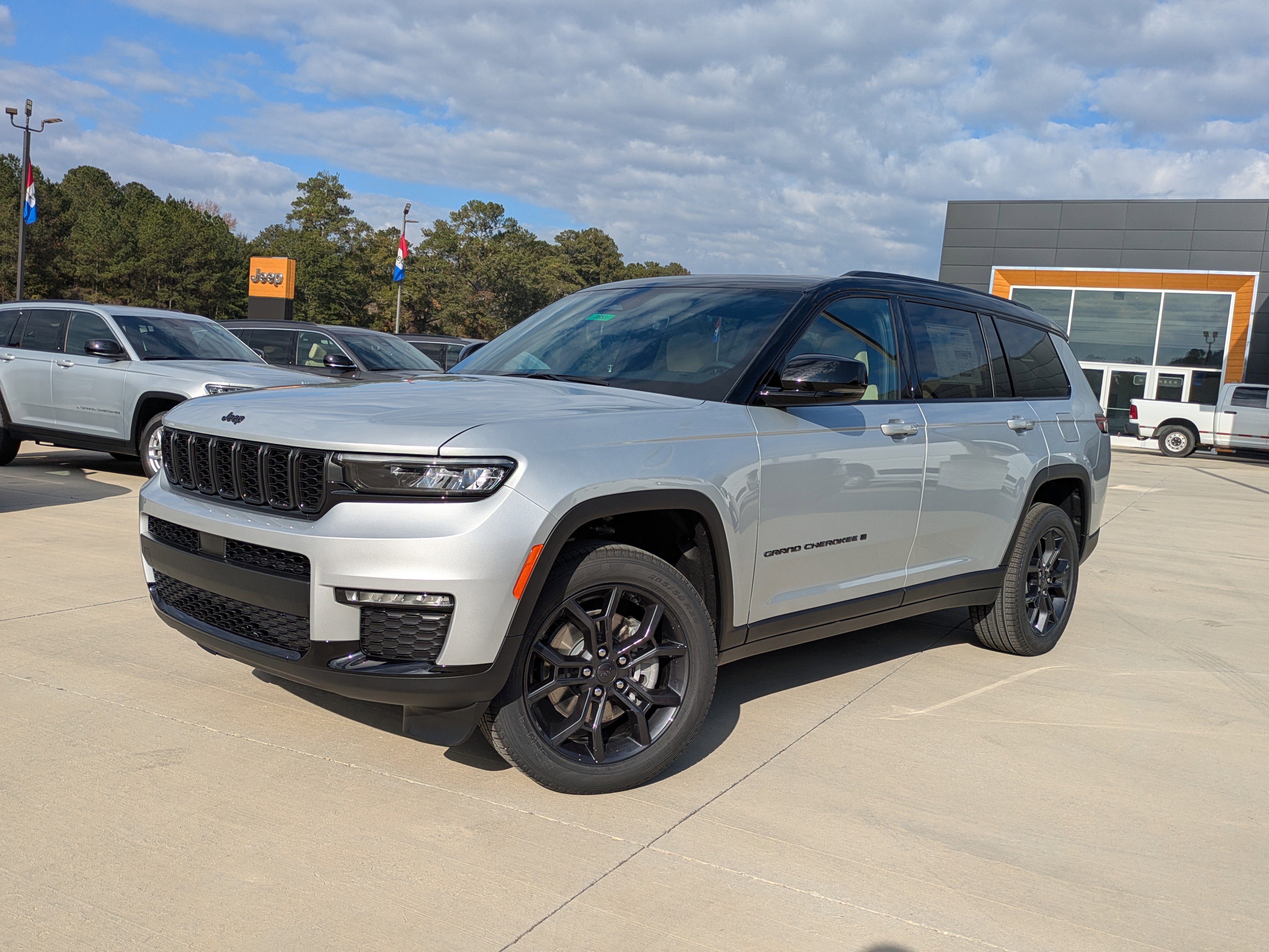 New 2025 Jeep Grand Cherokee L Limited w/ Trailer Tow Package image 4