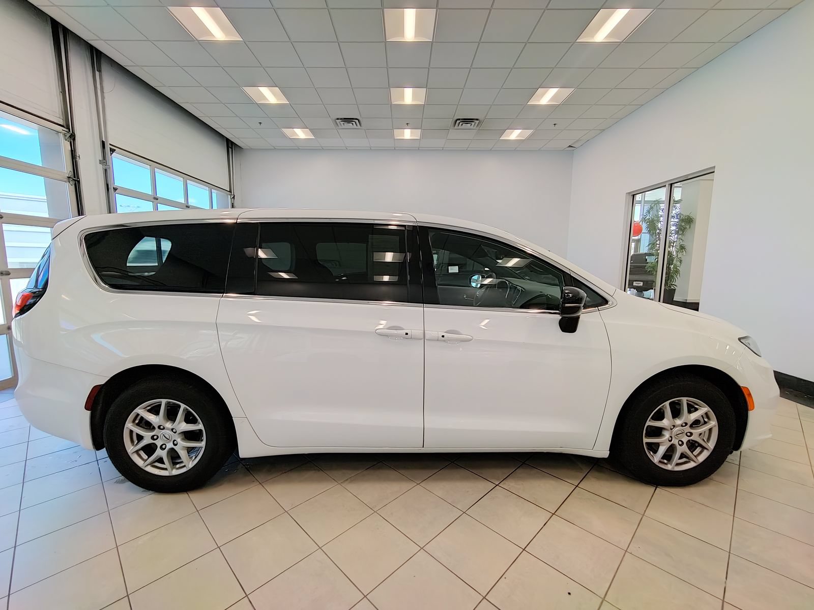Used 2025 Chrysler Pacifica Select FWD image 2