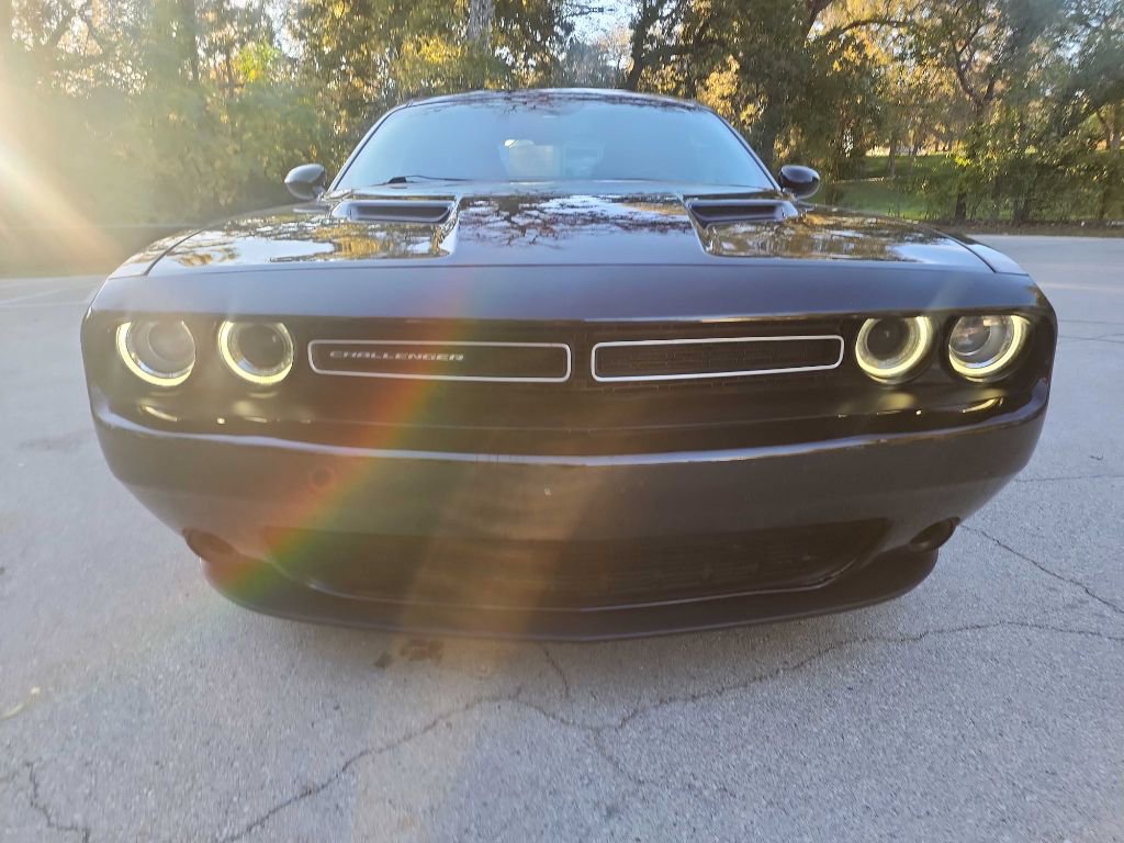 Used 2019 Dodge Challenger SXT image 2