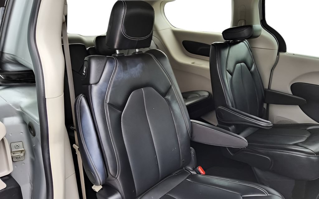 Used 2024 Chrysler Pacifica Touring-L FWD image 20