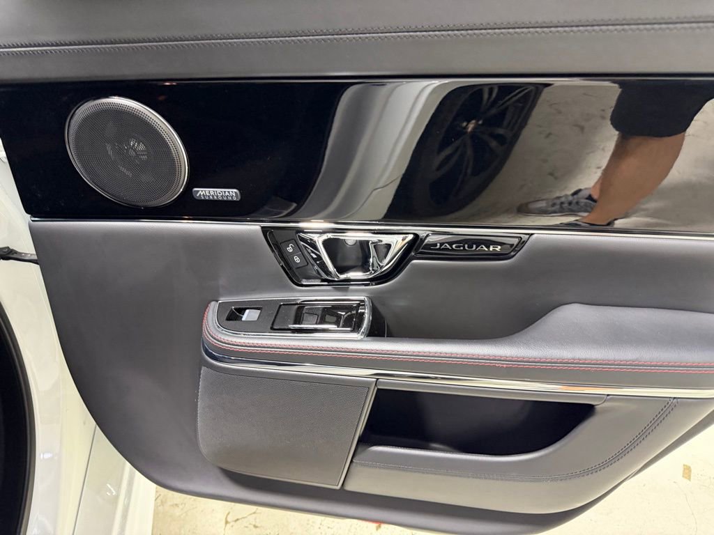 Used 2016 Jaguar XJ RWD image 39