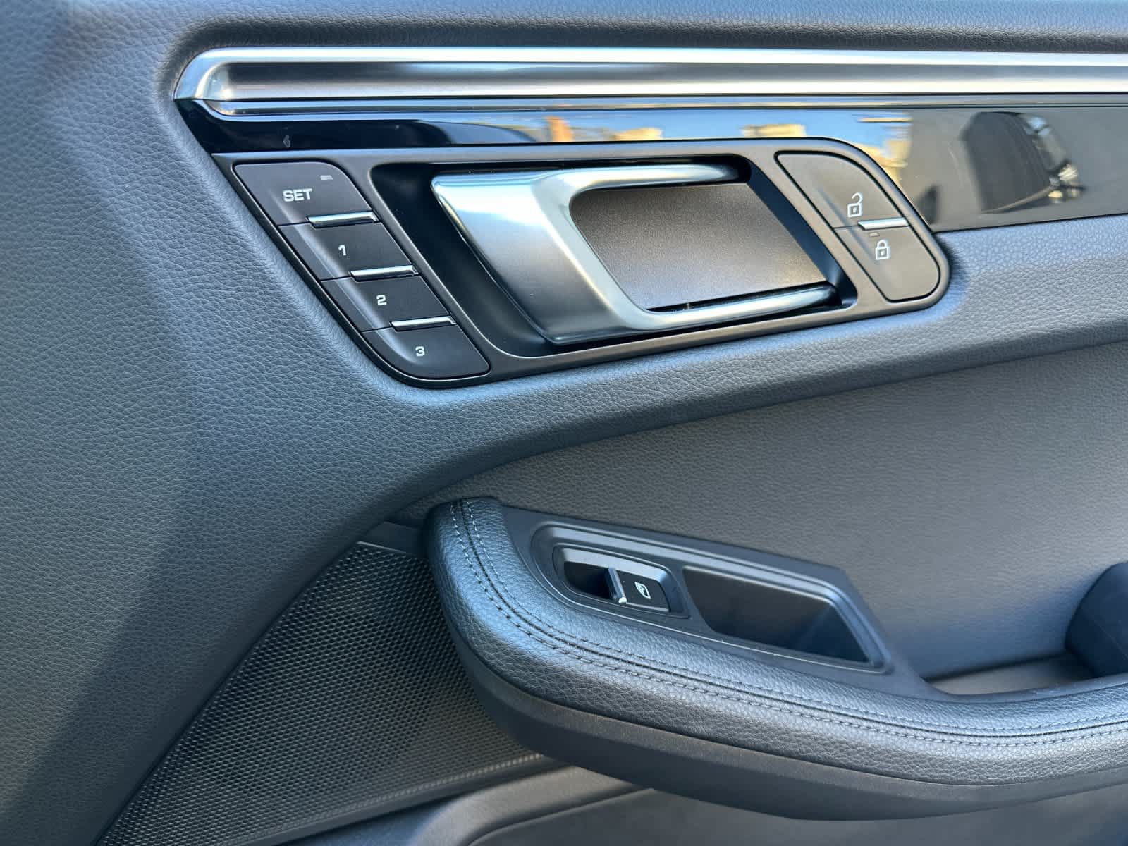 Certified 2025 Porsche Macan AWD/4WD image 19