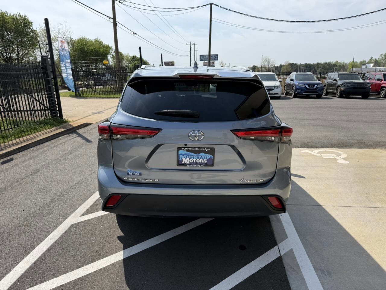 Used 2022 Toyota Highlander XLE image 5