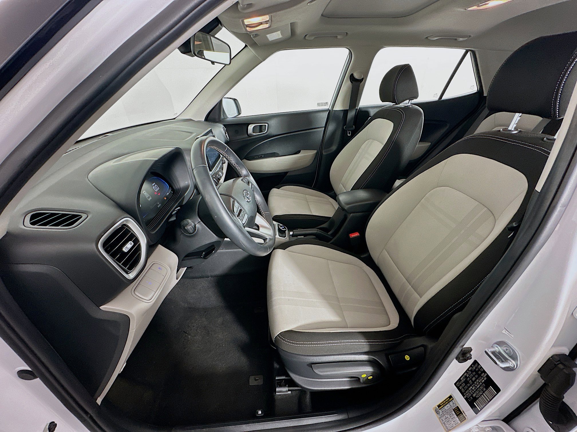 Used 2025 Hyundai Venue SEL FWD image 13