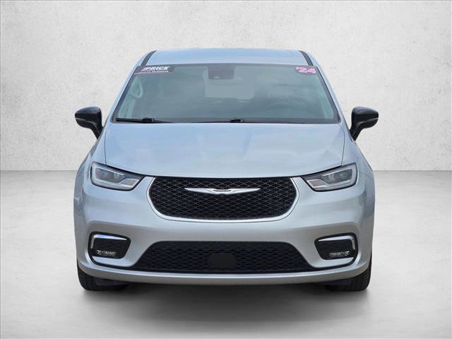 Used 2024 Chrysler Pacifica Touring-L FWD image 2