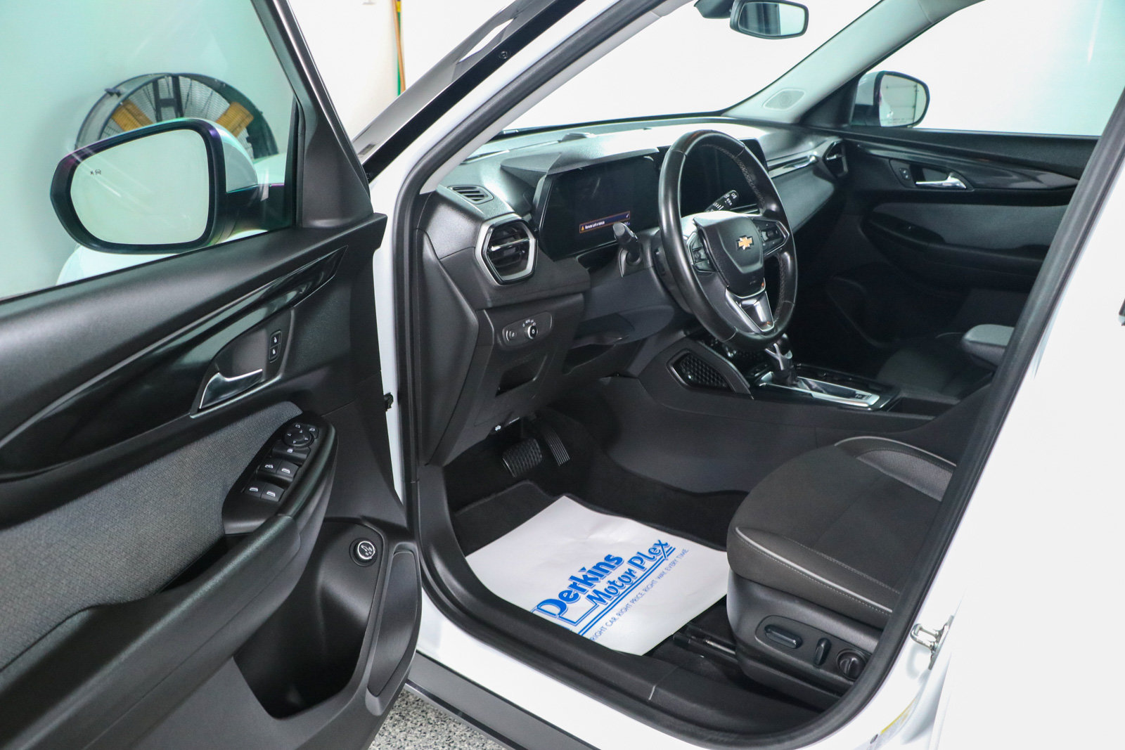 Used 2025 Chevrolet TrailBlazer LT w/ Convenience Package FWD image 3