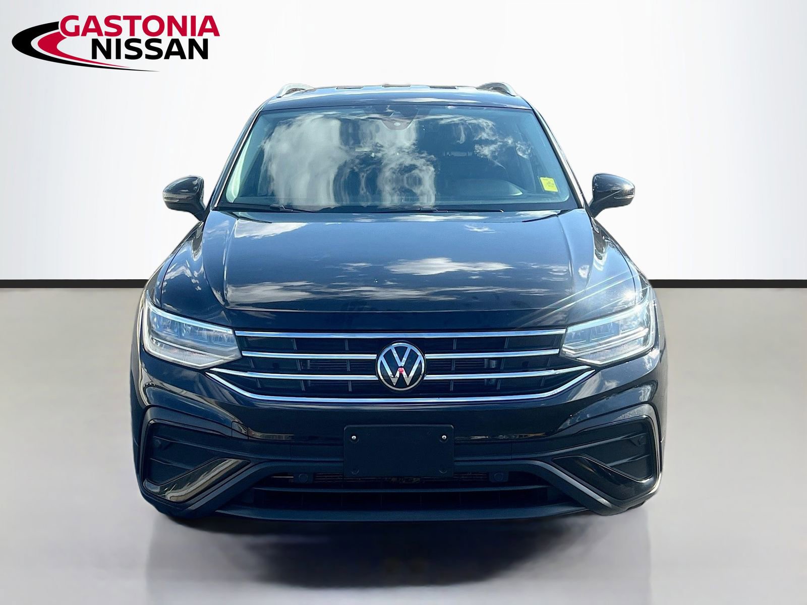 Used 2024 Volkswagen Tiguan SE image 2
