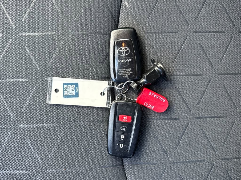 Used 2020 Toyota RAV4 XLE image 30