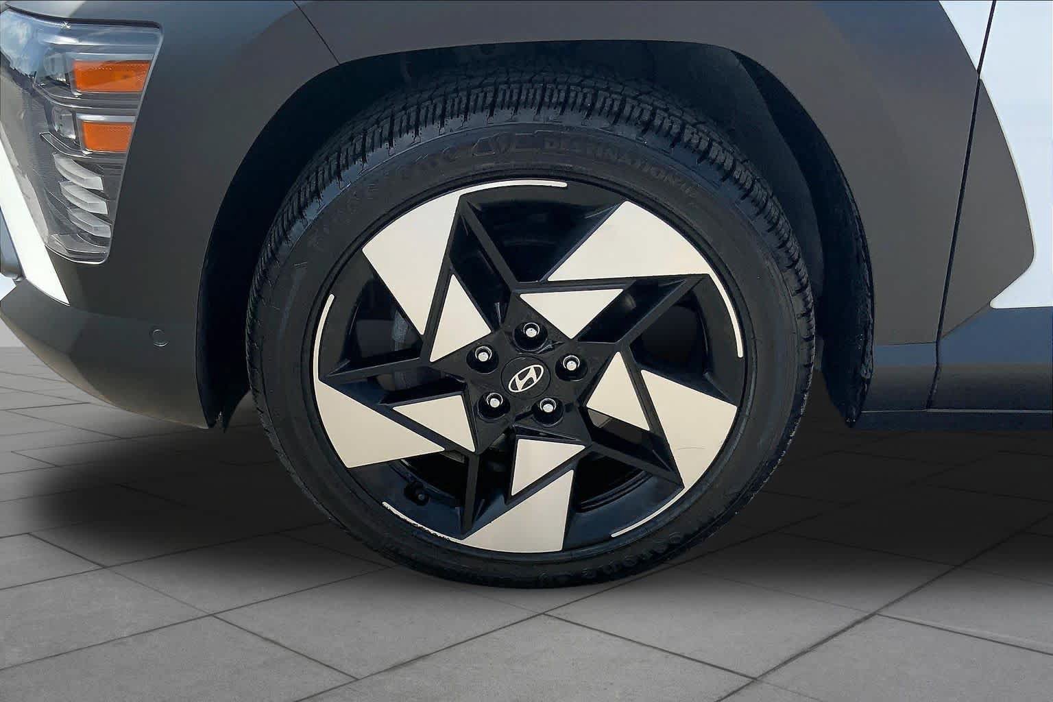 Used 2024 Hyundai Kona Limited FWD image 10