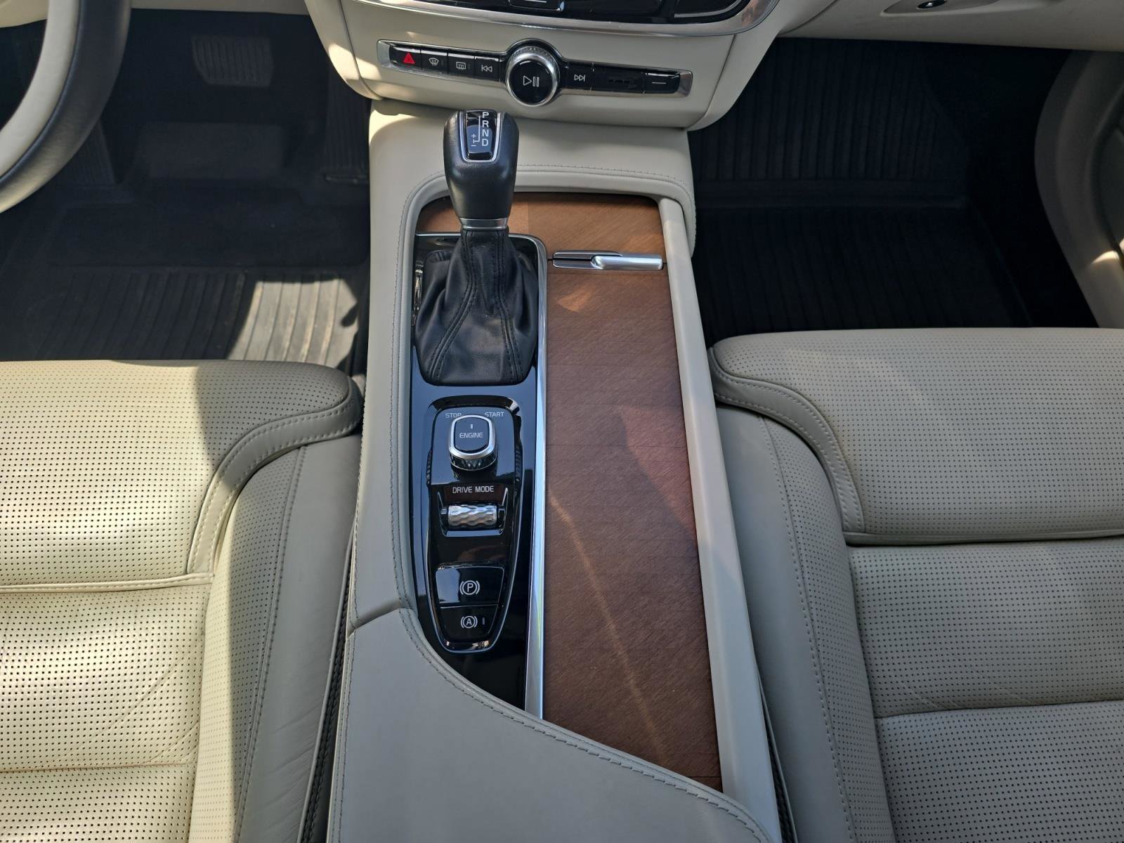 Used 2017 Volvo S90 T6 Inscription w/ Vision Package image 20