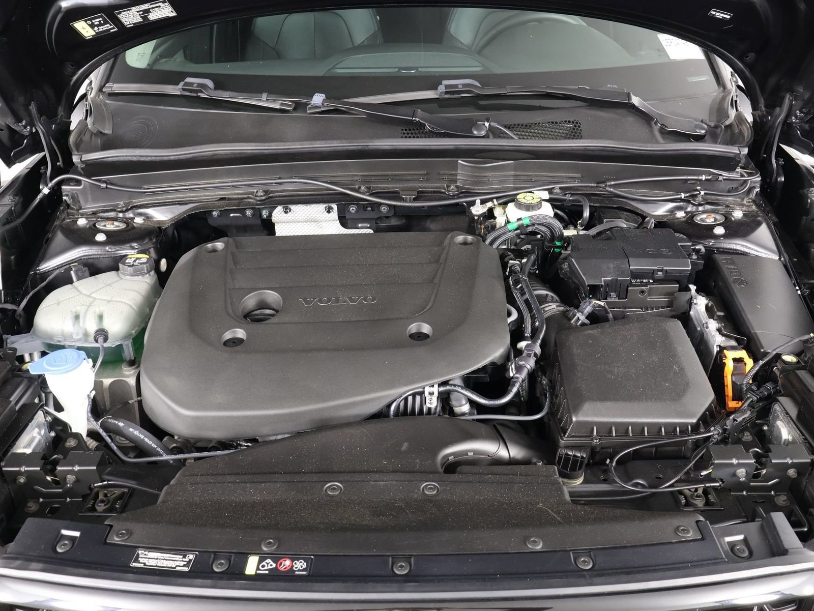 Certified 2025 Volvo XC40 B5 Plus AWD/4WD image 24