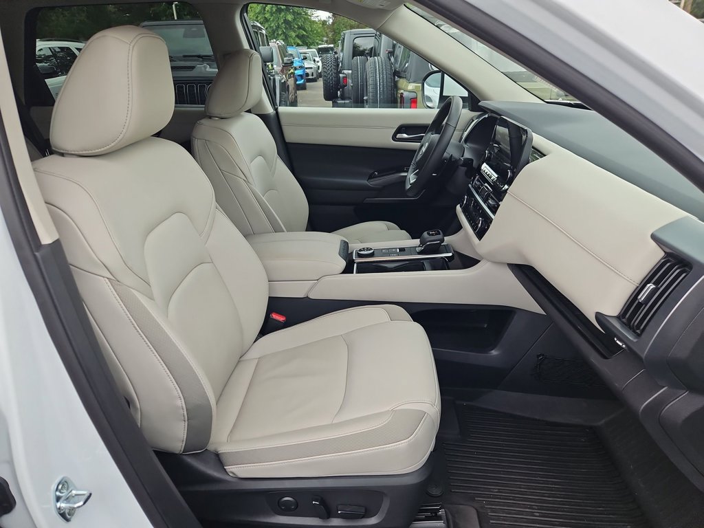 Used 2025 Nissan Pathfinder SL w/ Cargo Package AWD/4WD image 16