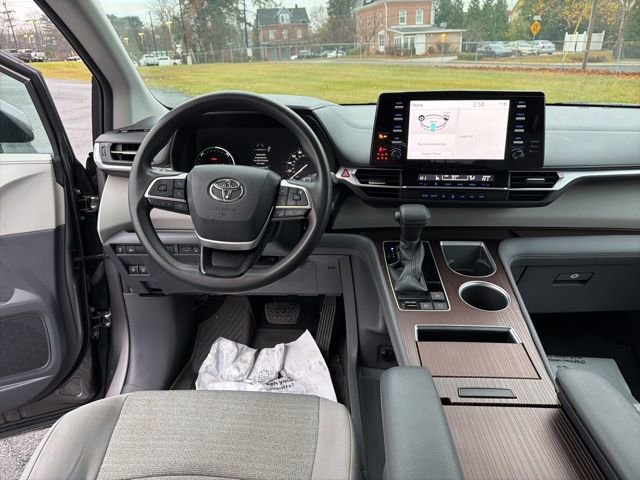 Used 2021 Toyota Sienna LE image 15