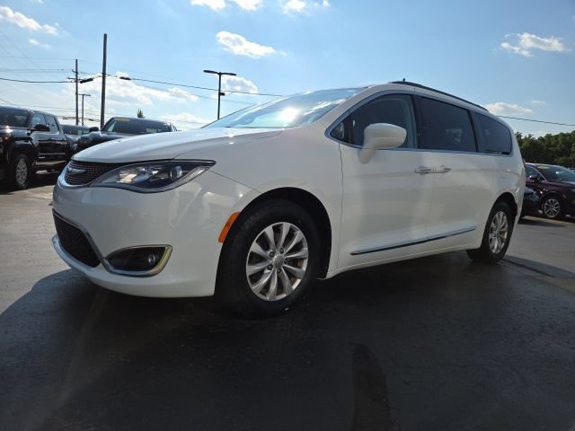 Used 2017 Chrysler Pacifica Touring-L FWD image 3
