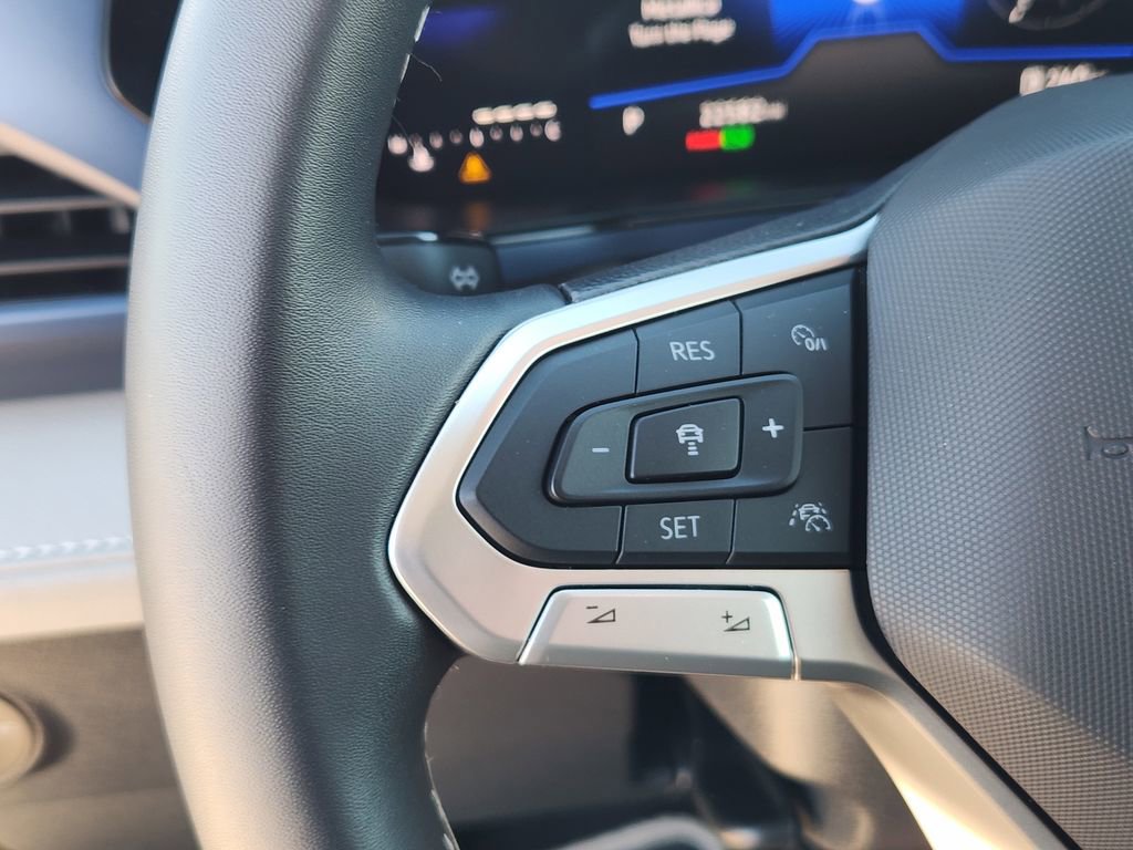 Used 2024 Volkswagen Taos SE image 27