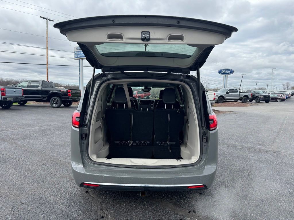 Used 2022 Chrysler Pacifica Touring-L image 5