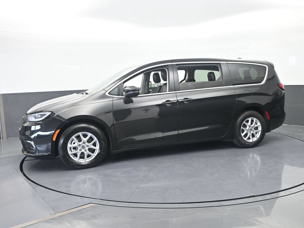 Used 2023 Chrysler Pacifica Touring-L FWD image 2