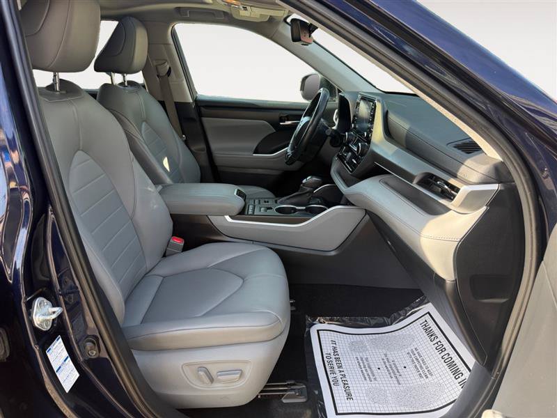 Used 2021 Toyota Highlander XLE AWD/4WD image 17