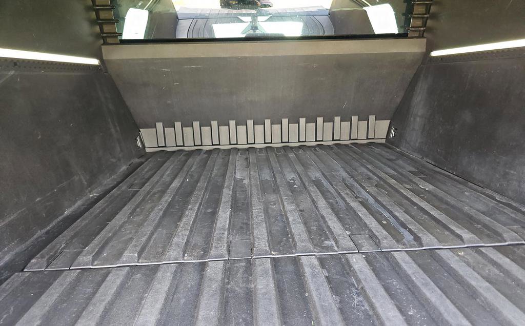 Used 2025 Tesla Cybertruck AWD Crew Cab image 5