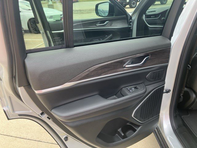 New 2025 Jeep Grand Cherokee Limited w/ Trailer Tow Package image 23