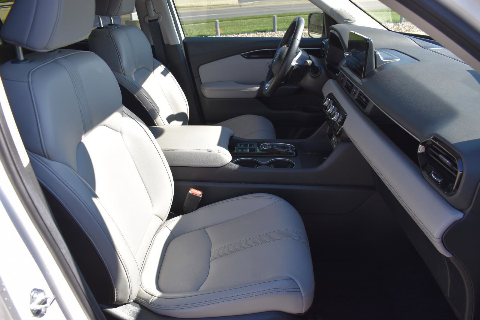 Used 2025 Honda Pilot Touring image 17