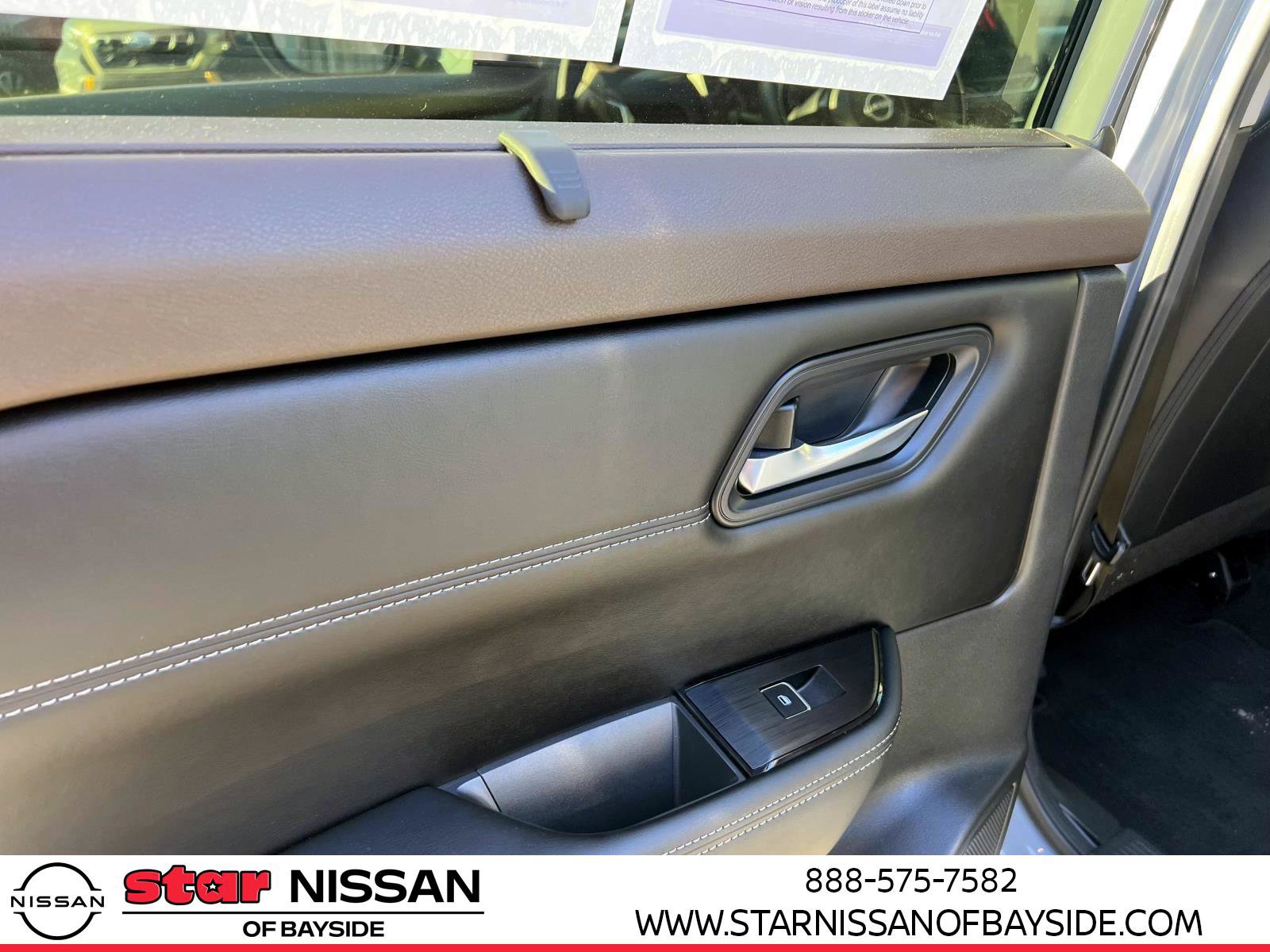 Used 2023 Nissan Rogue SL w/ SL Premium Package image 11