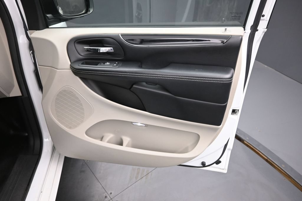 Used 2019 Dodge Grand Caravan SXT FWD image 12
