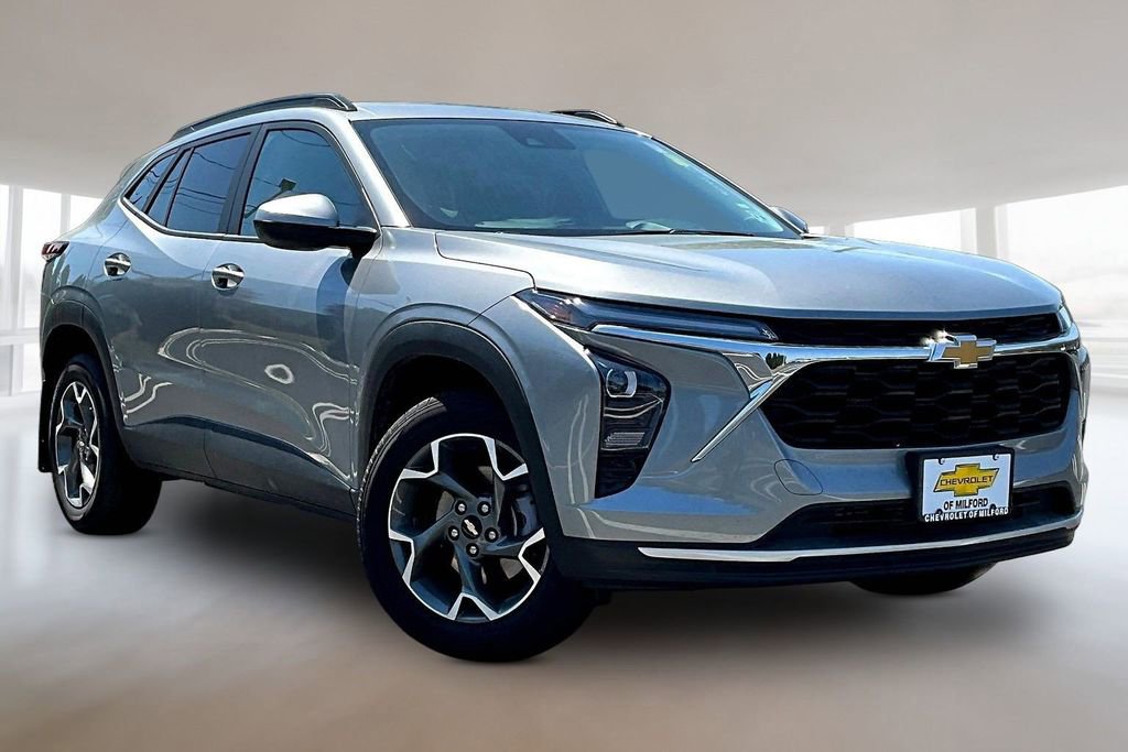 Used 2025 Chevrolet Trax LT FWD image 1