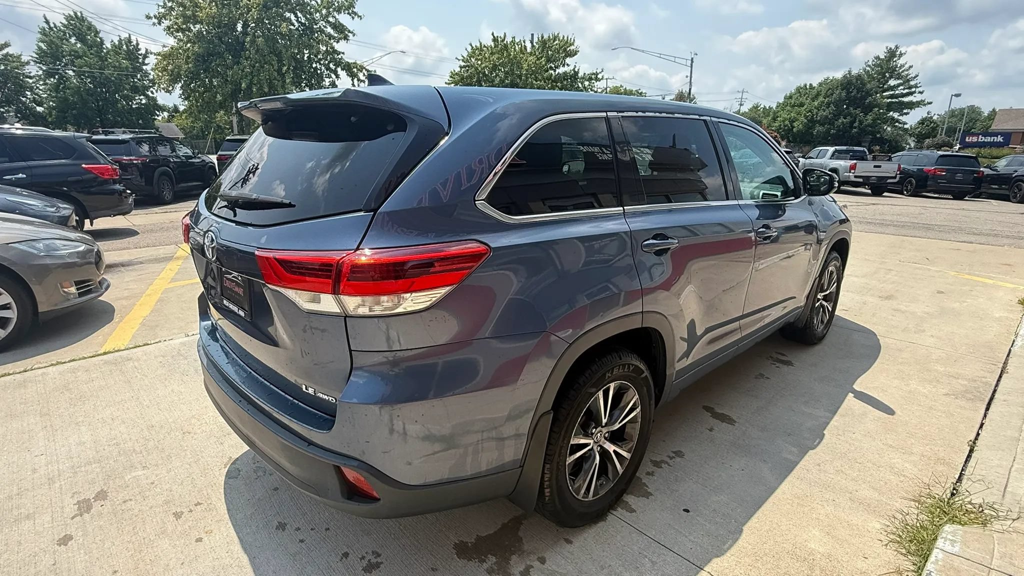 Used 2017 Toyota Highlander Plus AWD/4WD image 3