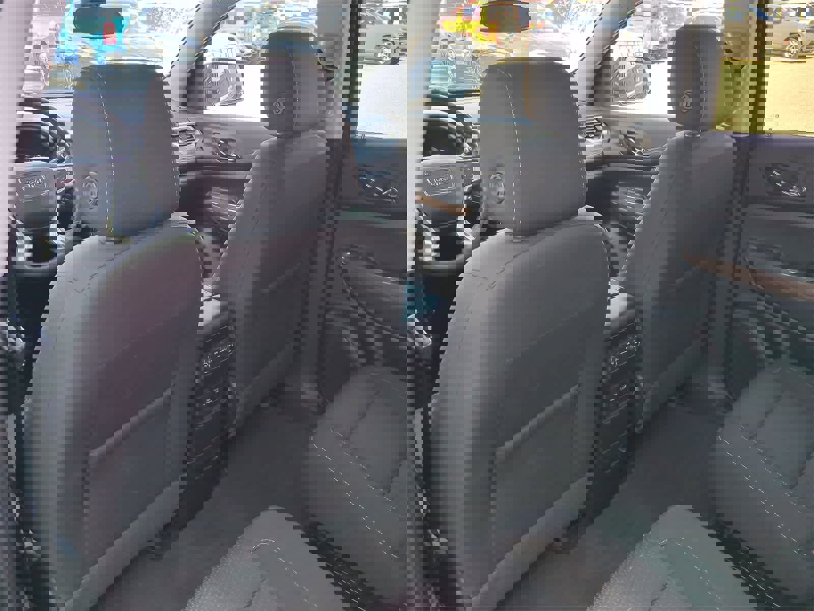 Used 2023 GMC Acadia SLE w/ Driver Convenience Package image 18