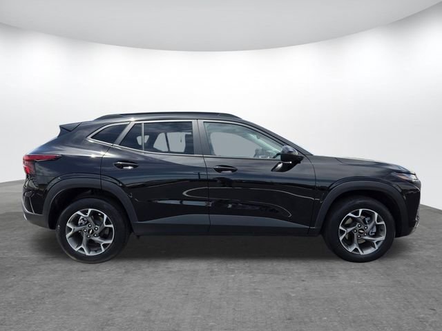 Used 2025 Chevrolet Trax LT FWD image 3