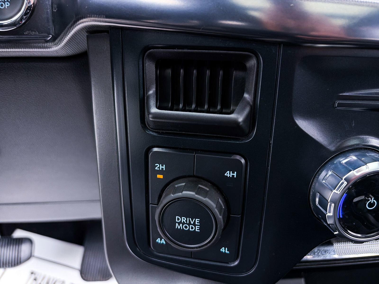 Used 2025 Ford F150 Lariat image 27