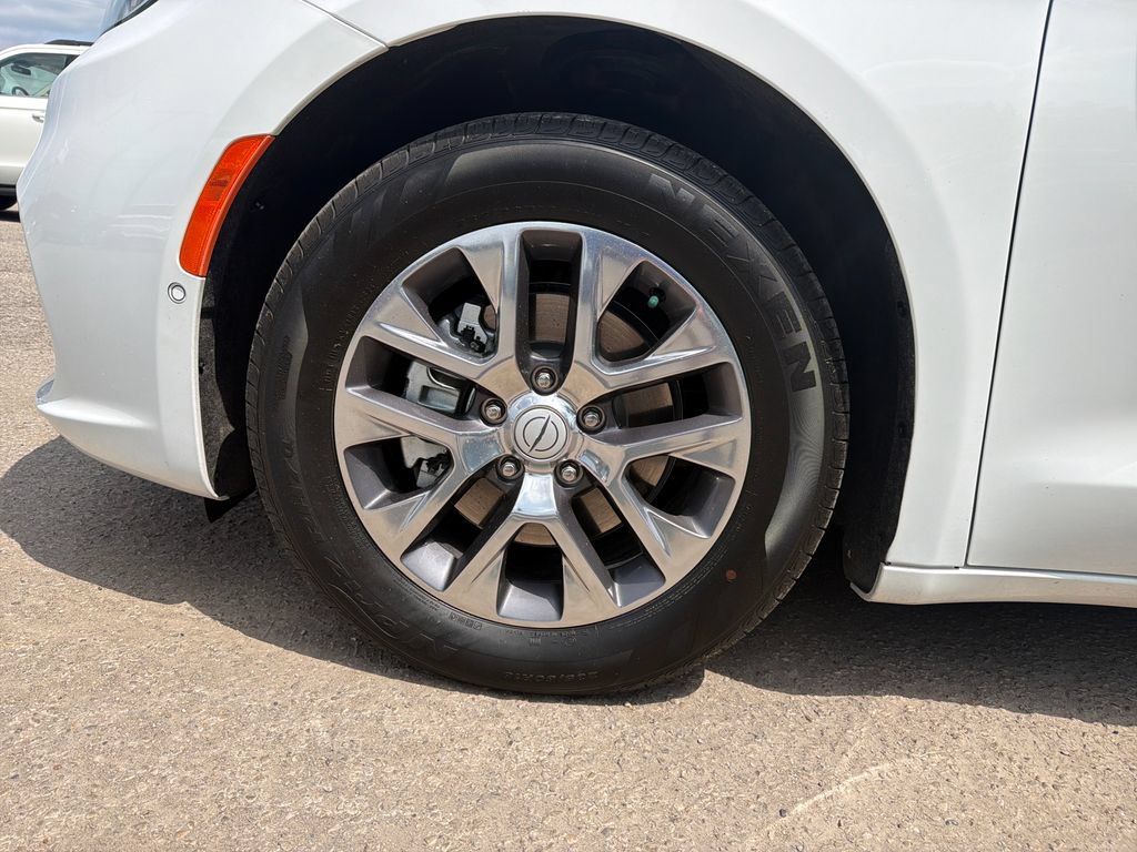 Used 2026 Chrysler Pacifica Pinnacle FWD image 10
