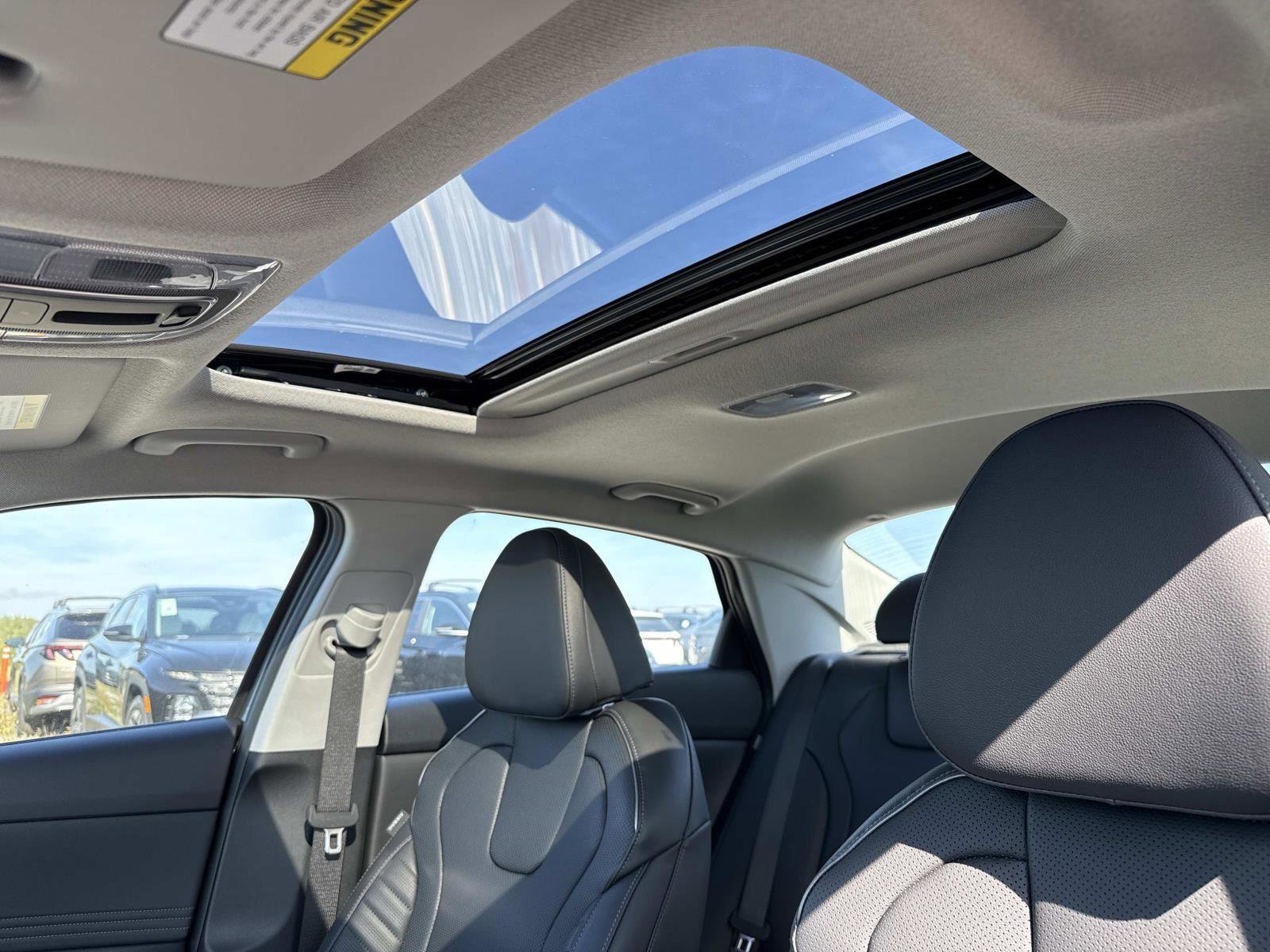 New 2025 Hyundai Elantra Limited image 3