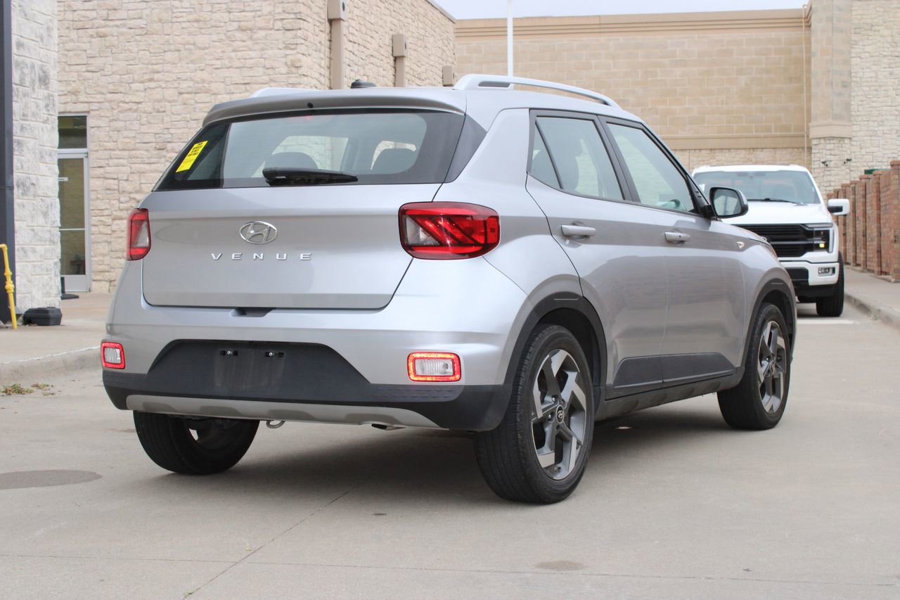 Used 2024 Hyundai Venue SEL image 3