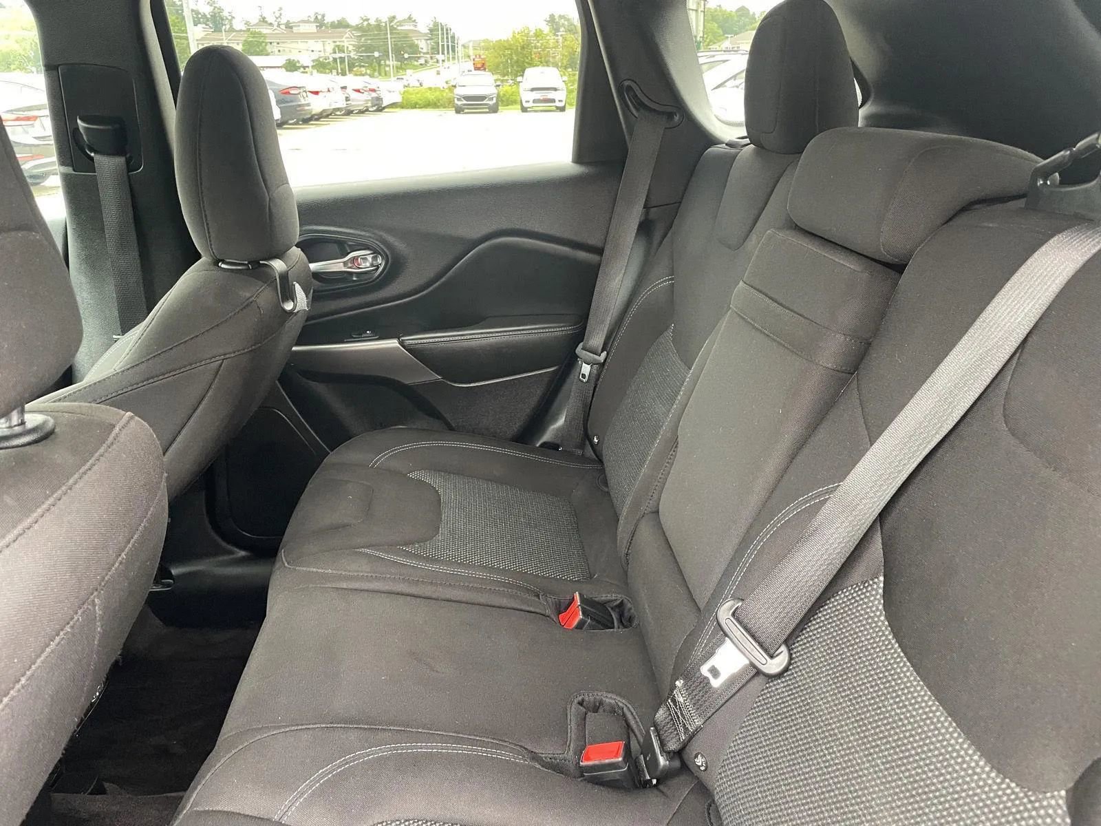 Used 2019 Jeep Cherokee Latitude w/ Cold Weather Group image 18